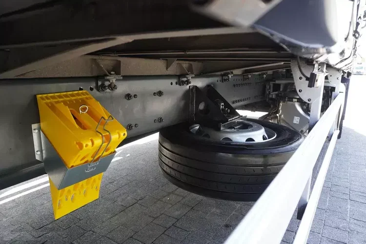 DAF CF 18.370 / Firanka 23 EPAL / Kab. sypialna zdjęcie 9