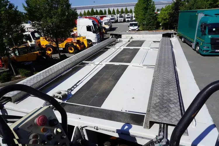 Mercedes Antos 3240 8x2 / HDS Tajfun 5 t / Zabudowa Śmieciarka Farid Industries / 3 osie skrętne zdjęcie 13