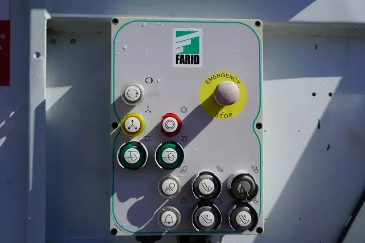 Mercedes Antos 3240 8x2 / HDS Tajfun 5 t / Zabudowa Śmieciarka Farid Industries / 3 osie skrętne zdjęcie 15