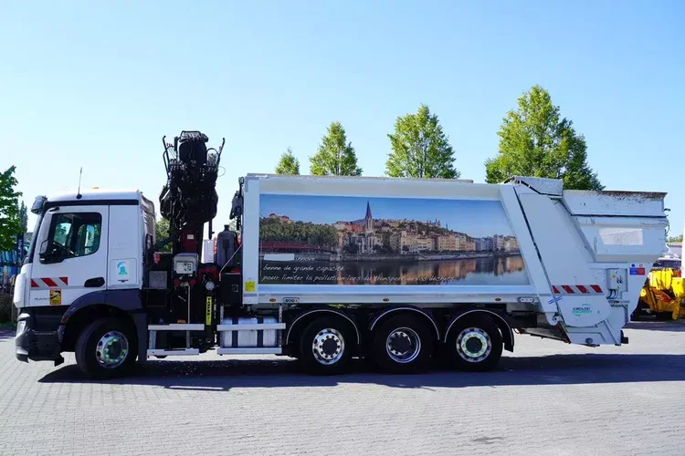 Mercedes Antos 3240 8x2 / HDS Tajfun 5 t / Zabudowa Śmieciarka Farid Industries / 3 osie skrętne zdjęcie 4