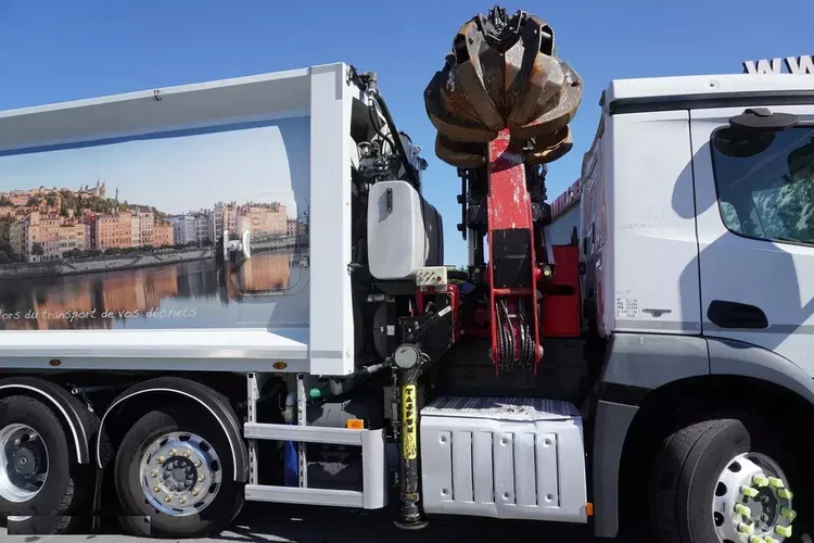 Mercedes Antos 3240 8x2 / HDS Tajfun 5 t / Zabudowa Śmieciarka Farid Industries / 3 osie skrętne zdjęcie 6