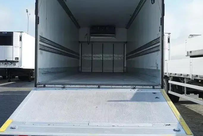 Mercedes / ANTOS / 2545 / EURO 6 / CHŁODNIA + WINDA / 23 PALETY / OŚ SKRĘTNA zdjęcie 10