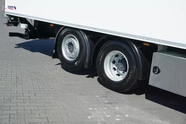 Mercedes / ANTOS / 2545 / EURO 6 / CHŁODNIA + WINDA / 23 PALETY / OŚ SKRĘTNA zdjęcie 19