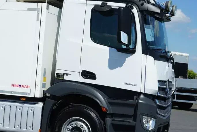 Mercedes / ANTOS / 2545 / EURO 6 / CHŁODNIA + WINDA / 23 PALETY / OŚ SKRĘTNA zdjęcie 29