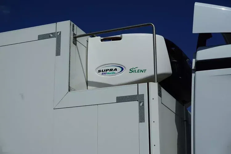 Mercedes / ANTOS / 2545 / EURO 6 / CHŁODNIA + WINDA / 23 PALETY / OŚ SKRĘTNA zdjęcie 31