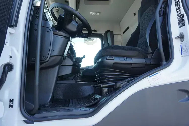 Mercedes / ANTOS / 2545 / EURO 6 / CHŁODNIA + WINDA / 23 PALETY / OŚ SKRĘTNA zdjęcie 36