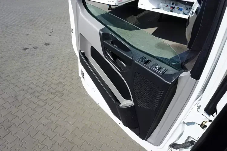 Mercedes / ANTOS / 2545 / EURO 6 / CHŁODNIA + WINDA / 23 PALETY / OŚ SKRĘTNA zdjęcie 37