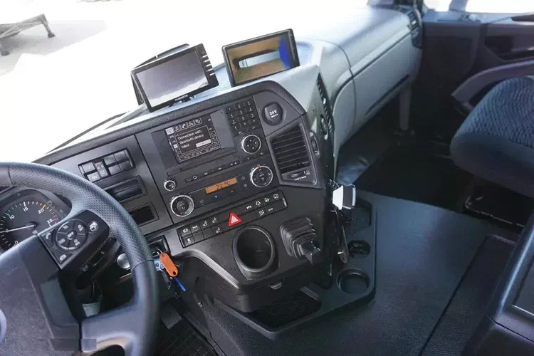 Mercedes / ANTOS / 2545 / EURO 6 / CHŁODNIA + WINDA / 23 PALETY / OŚ SKRĘTNA zdjęcie 9