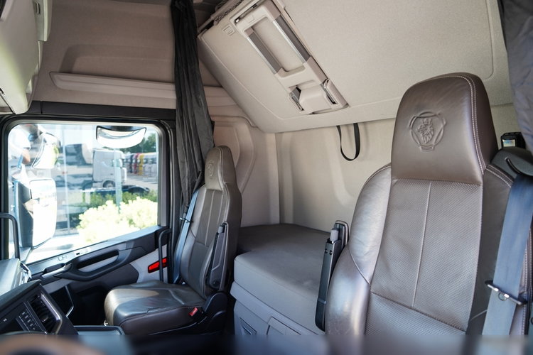 Scania S 500 / RETARDER / KLIMA POSTOJOWA / CAŁA NA PODUSZKACH / OPONY 100% / ALUFELGI / BOGATE WYPOSAŻENIE / SPROWADZONA / PO KONTRAKCIE SERWISOWYM zdjęcie 27