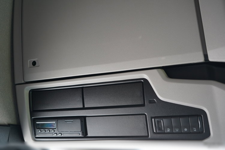 Scania S 500 / RETARDER / KLIMA POSTOJOWA / CAŁA NA PODUSZKACH / OPONY 100% / ALUFELGI / BOGATE WYPOSAŻENIE / SPROWADZONA / PO KONTRAKCIE SERWISOWYM zdjęcie 35