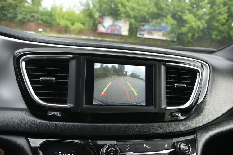 Chrysler Pacifica 3.6 V6 291KM 2019r. Touring Kamera LED zdjęcie 18
