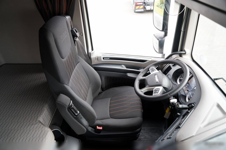 DAF XF 530 / RETARDER / KLIMATYZACJA POSTOJOWA / HYDRAULIKA  / PO KONTRAKCIE SERWISOWYM zdjęcie 27