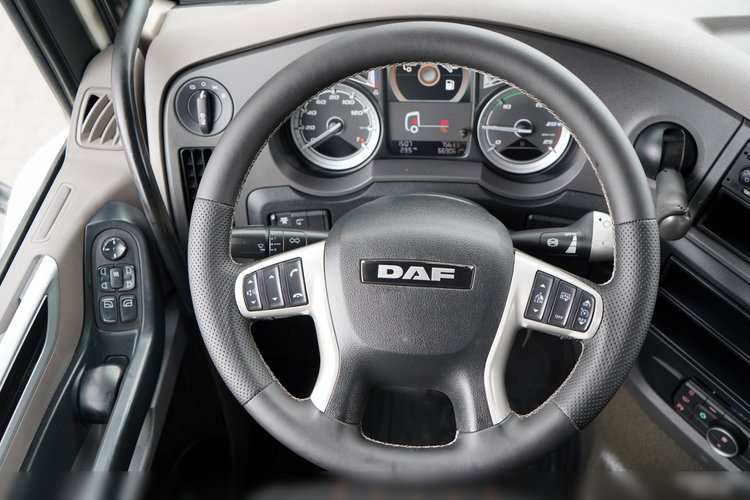 DAF XF 530 / RETARDER / KLIMATYZACJA POSTOJOWA / HYDRAULIKA  / PO KONTRAKCIE SERWISOWYM zdjęcie 28