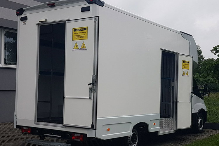 Iveco Daily KONTENER NISKOPODŁOGOWY 4.43x2.23x2.42 SKLEP BAR FOODTRUCK KAMPER AC zdjęcie 30