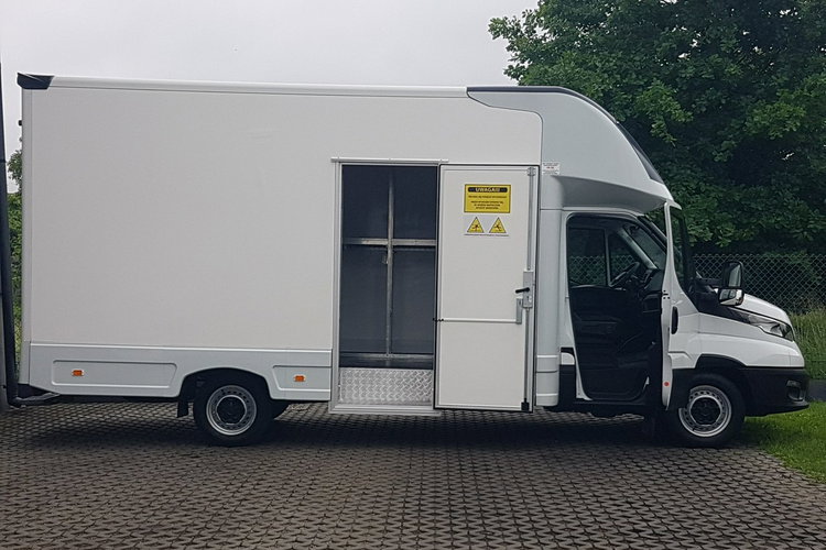 Iveco Daily KONTENER NISKOPODŁOGOWY 4.43x2.23x2.42 SKLEP BAR FOODTRUCK KAMPER AC zdjęcie 31