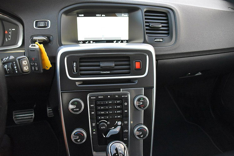 Volvo V60 2,0D3 150Km R-Design Pół-Skóra Led Navi Xenon Gwarancja zdjęcie 21
