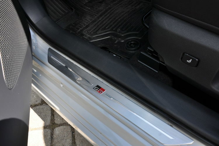 Toyota Corolla 1.6VVTI GR Sport 132KM 6-G HeadUp Kamera Podgrz.Kier Fotele 1wł Salon zdjęcie 13