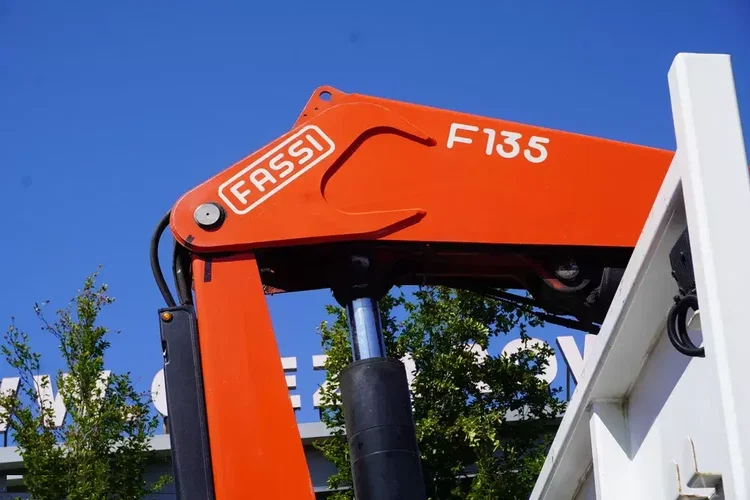 Renault C280 DTI 8 / HDS Fassi 5.6 t / Zasięg 8 m / Platforma 15 EPAL zdjęcie 13