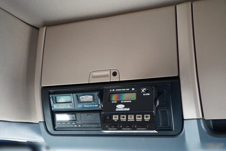 Scania R 410 / 6X2 / CHŁODNIA / SOLÓWKA / Agregat CARRIER SUPRA 1150 UMT / OŚ PODNOSZONA / MULTITEMPERATURA / WINDA DHOLLANDIA /  zdjęcie 36