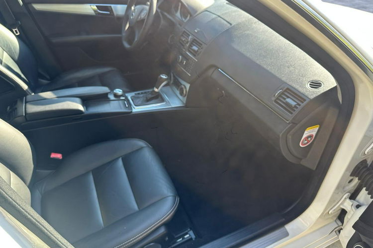 Mercedes C 180 NOWY ROZRZĄD Bardzo zadbana - 100% oryginalny przebieg zdjęcie 10