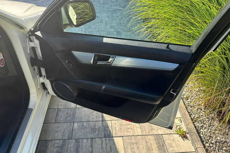 Mercedes C 180 NOWY ROZRZĄD Bardzo zadbana - 100% oryginalny przebieg zdjęcie 12