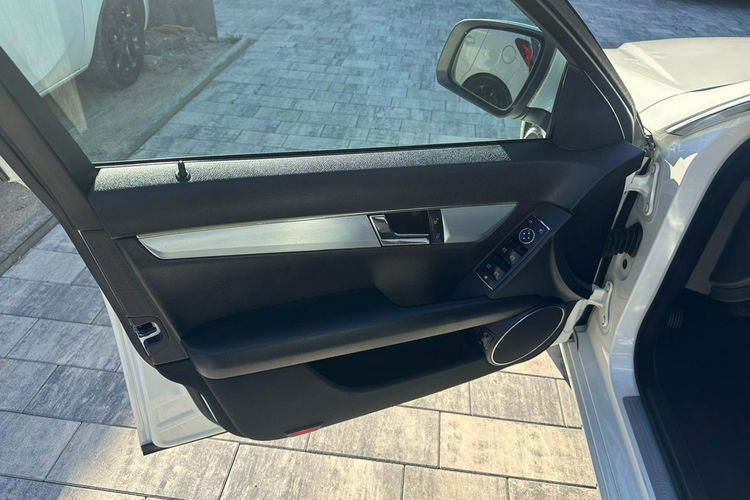 Mercedes C 180 NOWY ROZRZĄD Bardzo zadbana - 100% oryginalny przebieg zdjęcie 13