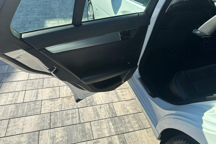 Mercedes C 180 NOWY ROZRZĄD Bardzo zadbana - 100% oryginalny przebieg zdjęcie 17