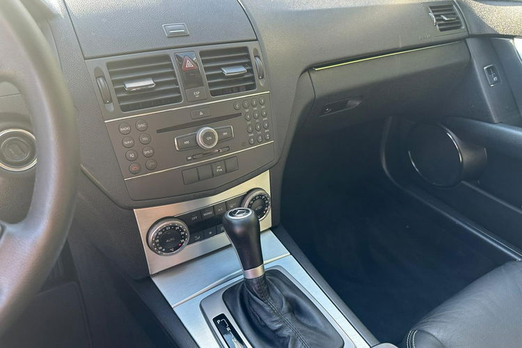 Mercedes C 180 NOWY ROZRZĄD Bardzo zadbana - 100% oryginalny przebieg zdjęcie 9