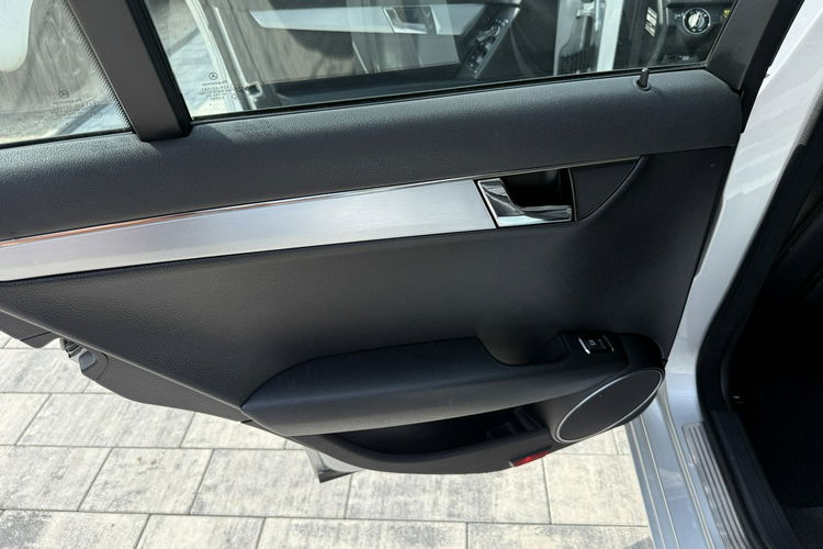Mercedes C 180 Bardzo zadbana zdjęcie 12