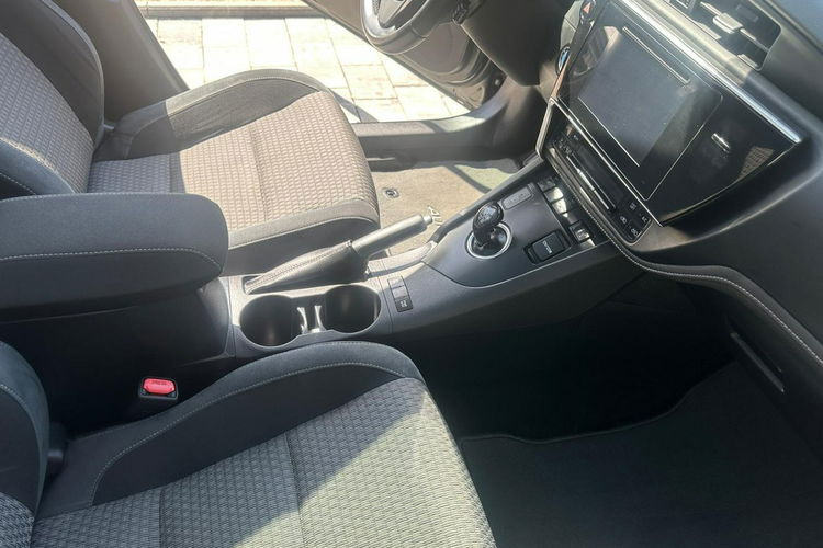 Toyota Auris Hybryda niski przebieg oryginalny lakier zdjęcie 11