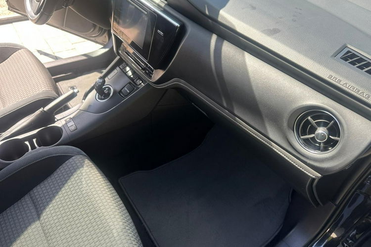 Toyota Auris Hybryda niski przebieg oryginalny lakier zdjęcie 12