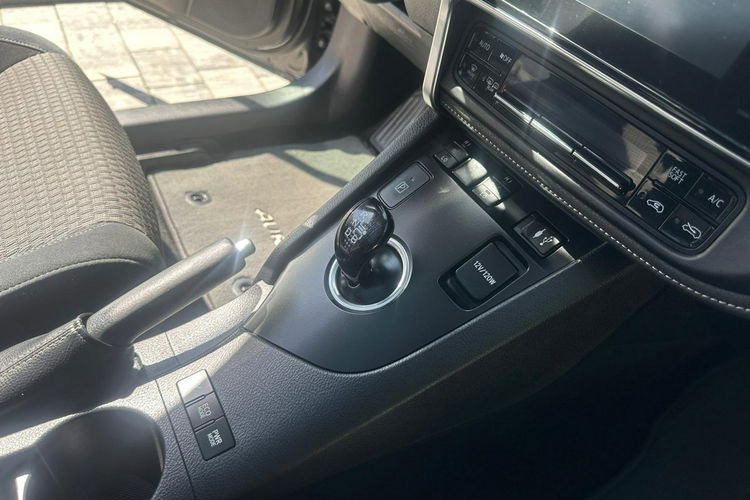 Toyota Auris Hybryda niski przebieg oryginalny lakier zdjęcie 13