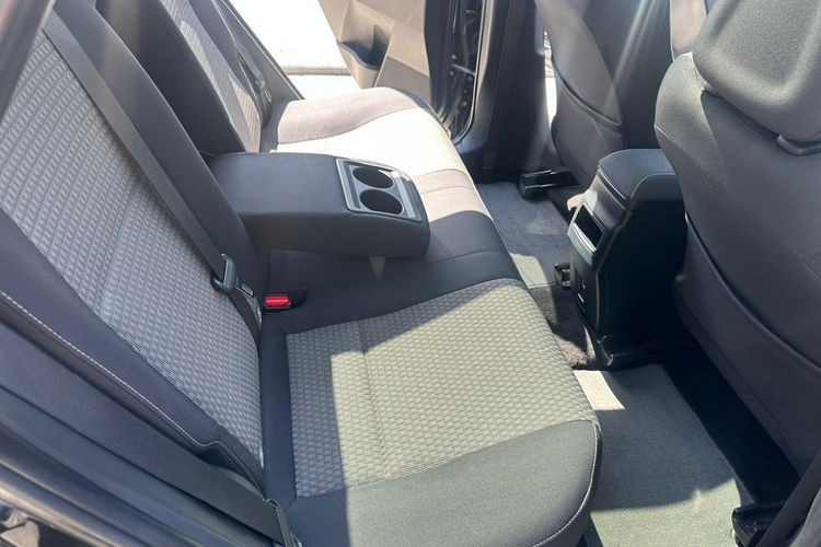 Toyota Auris Hybryda niski przebieg oryginalny lakier zdjęcie 19