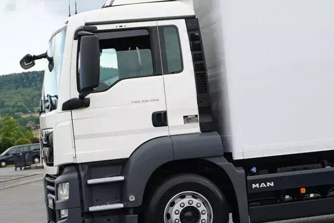 MAN TGS / 26.360 / EURO 6 / KONTENER + WINDA / 23 PALETY / DŁ. 9.3 M zdjęcie 35