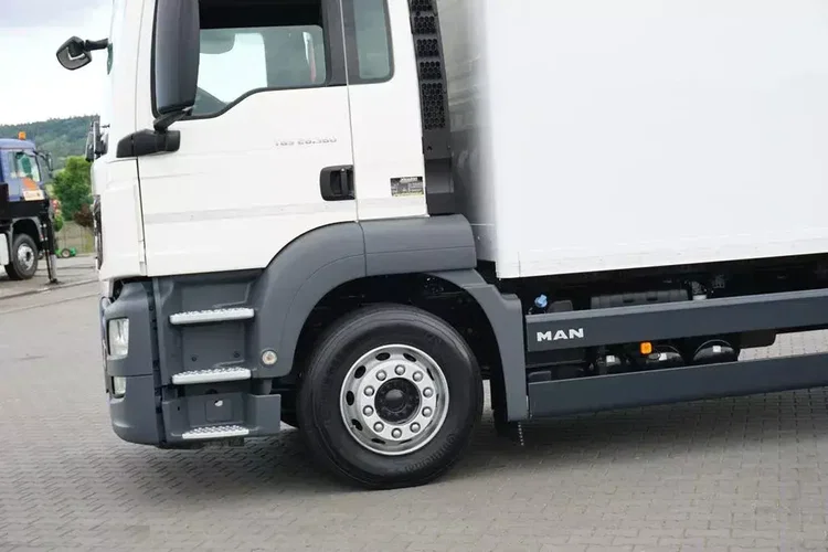 MAN TGS / 26.360 / EURO 6 / KONTENER + WINDA / 23 PALETY / DŁ. 9.3 M zdjęcie 36
