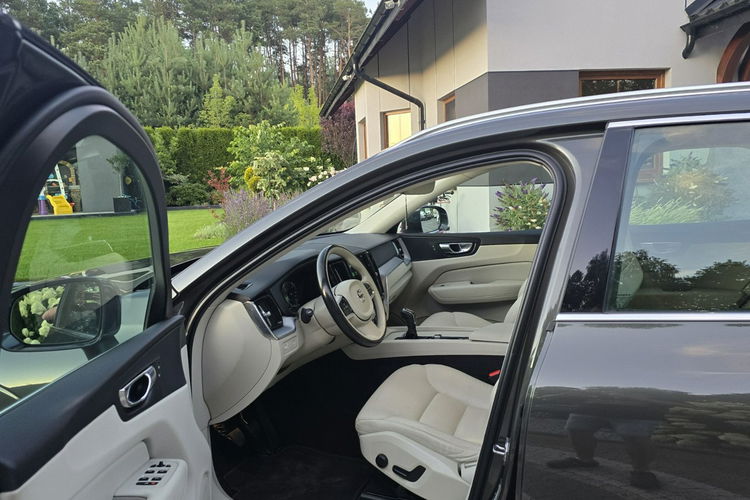 Volvo XC 60 D3 Momentum Pro / Bezwypadkowy / zdjęcie 16