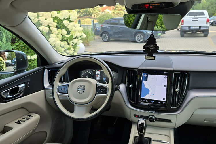 Volvo XC 60 D3 Momentum Pro / Bezwypadkowy / zdjęcie 24