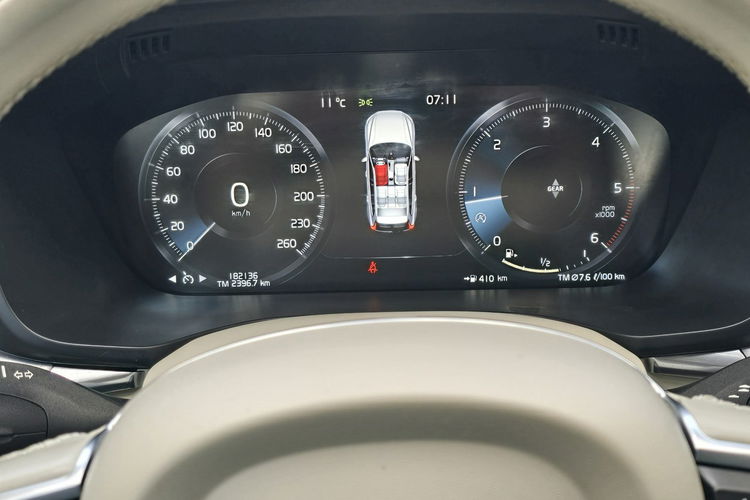 Volvo XC 60 D3 Momentum Pro / Bezwypadkowy / zdjęcie 25