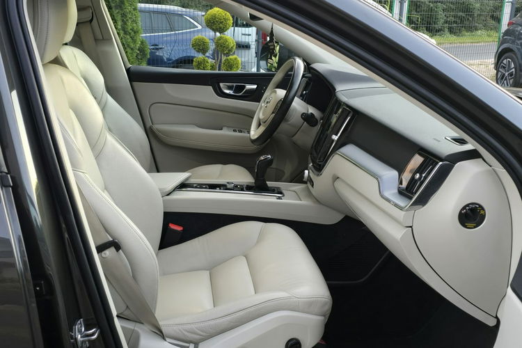 Volvo XC 60 D3 Momentum Pro / Bezwypadkowy / zdjęcie 7