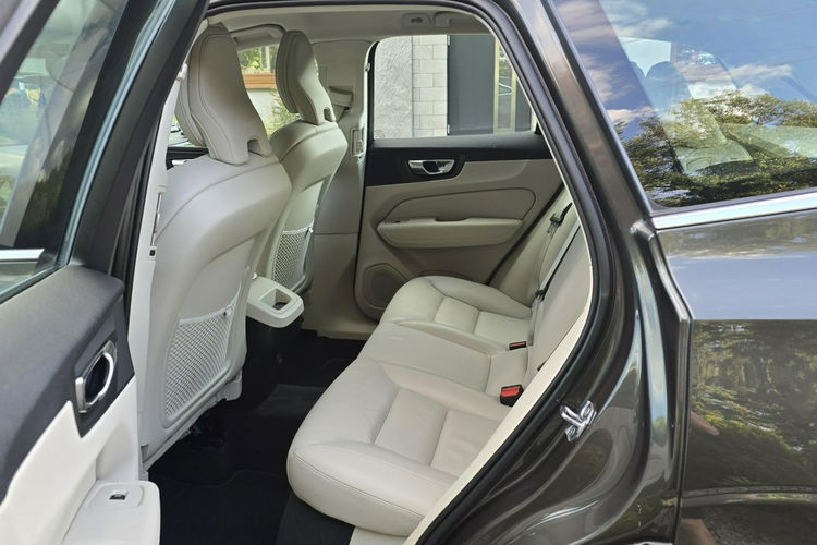 Volvo XC 60 D3 Momentum Pro / Bezwypadkowy / zdjęcie 8