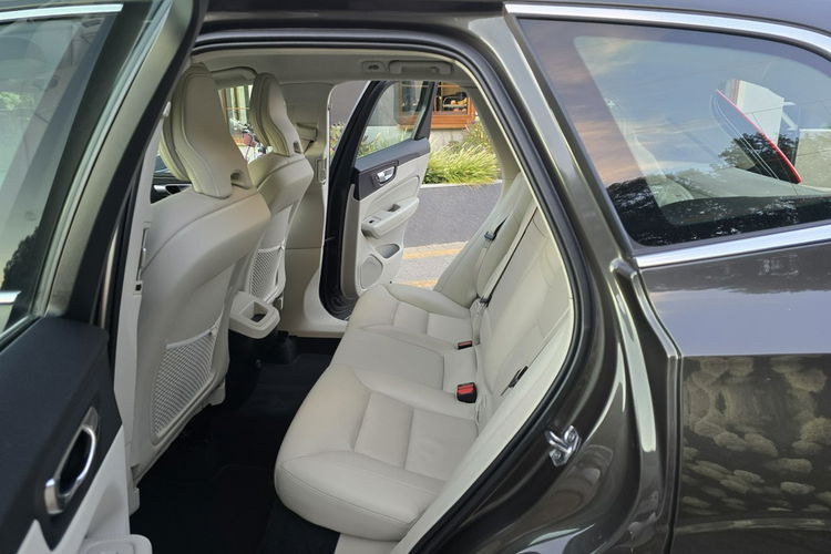 Volvo XC 60 D3 Momentum Pro / Bezwypadkowy / zdjęcie 9