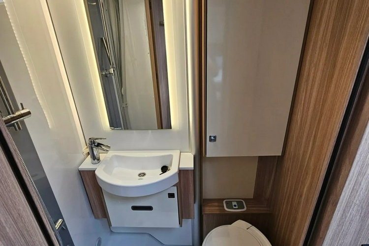 inny Burstner Delfin 690 G zdjęcie 15