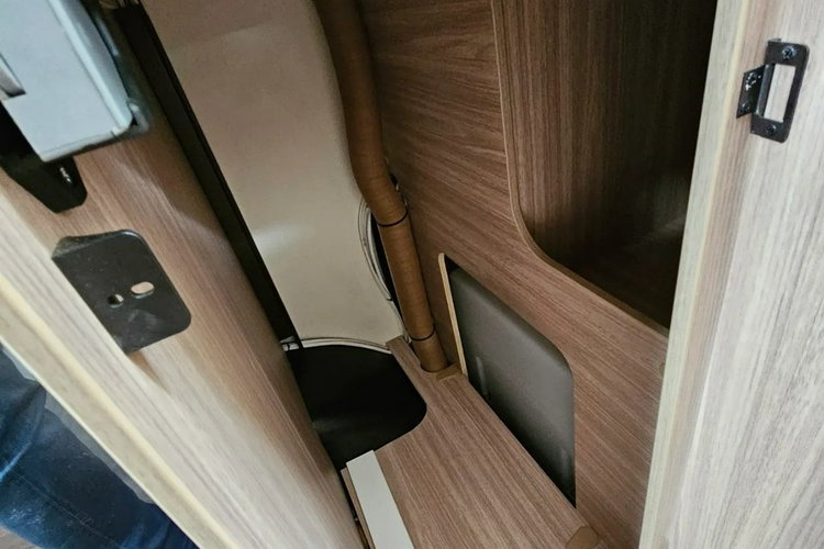 inny Burstner Delfin 690 G zdjęcie 19