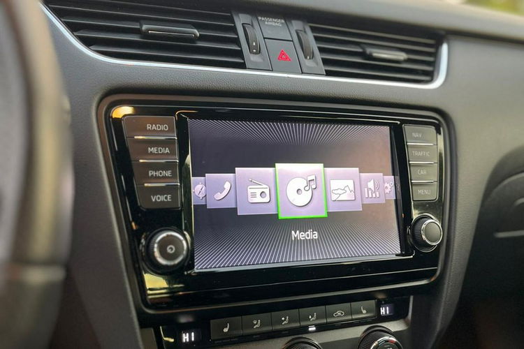 Skoda Octavia 184km RS Front Assist zdjęcie 17