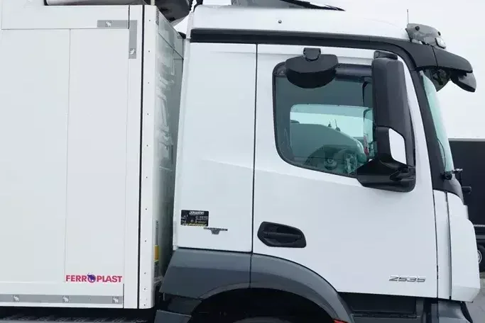Mercedes ANTOS / 2535 / EURO 6 / CHŁODNIA + WINDA / 23 PALETY / OŚ SKRĘTNA zdjęcie 29