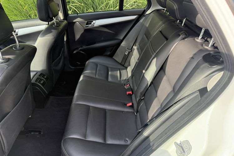 Mercedes C 180 NOWY ROZRZĄD Bardzo zadbana - 100% oryginalny przebieg zdjęcie 39