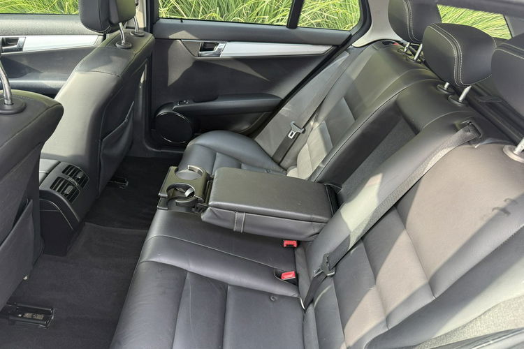 Mercedes C 180 NOWY ROZRZĄD Bardzo zadbana - 100% oryginalny przebieg zdjęcie 40