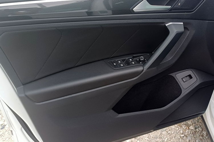 Volkswagen Tiguan R-Line 2.0 TDi 150 KM Pełne wyposażenie Hak chowany zdjęcie 26