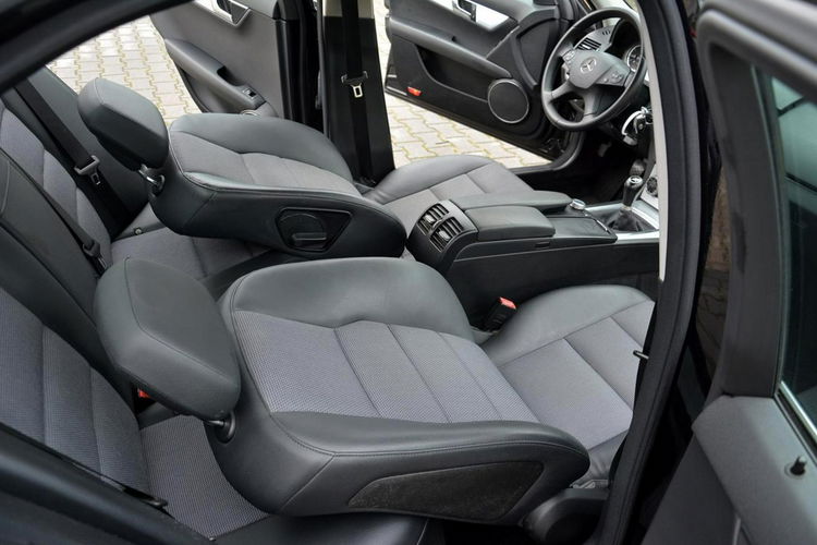 Mercedes C 180 Kompressor Avantgarde 130 tys przebieg pół-skóry Klimatronic ASO zdjęcie 18