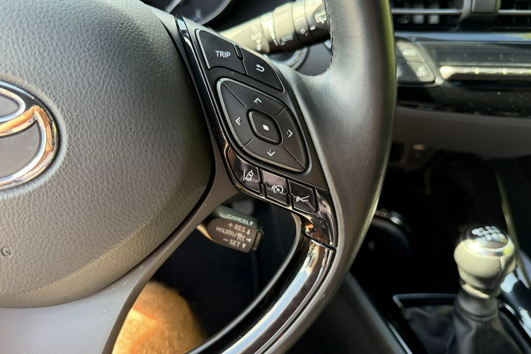 Toyota C-HR Hybryda niski przebieg oryginalny lakier zdjęcie 23